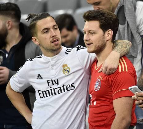 Vor dem Spiel: Real und FCB Fans friedlich vereint Gestik, Geste Umarmung Fairplay FC Bayern München FCB vs Real Madrid CF El Real La Real UEFA Champions-League CL Viertelfinale Hinspiel Spiel 1 Saison 2016 2017 München Allianz Arena 12.04.2017 FC Bayern München FCB vs Real Madrid CF