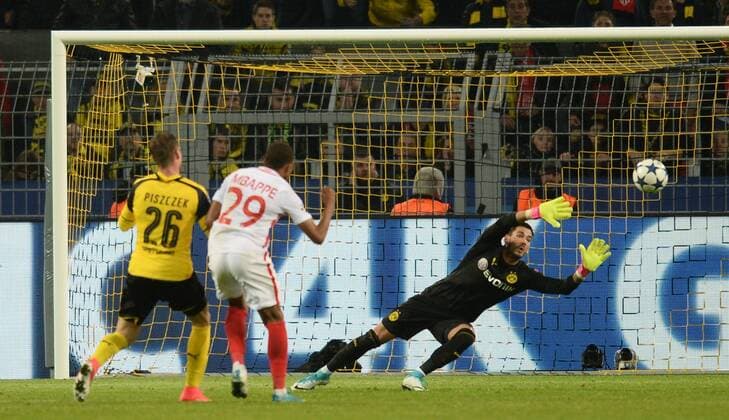 12.04.2017, xmhx, Fussball UEFA Champions League, Borussia Dortmund - AS Monaco, emspor, v.l. Kylian Mbappe (AS Monaco) erzielt ein Tor, Goal scored zum 1:3, Lukasz Piszczek (Borussia Dortmund), Kylian Mbappe (AS Monaco), Roman Bürki (Borussia Dortmund) Dortmund