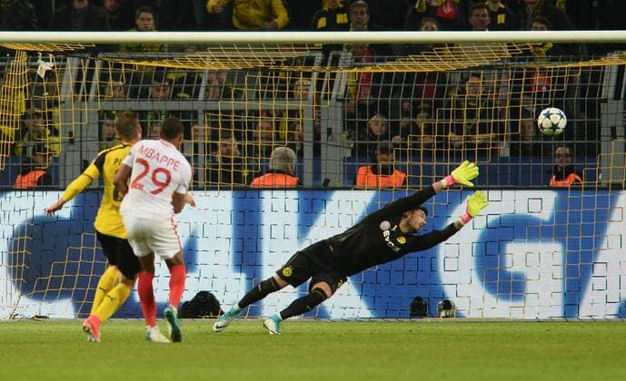 12.04.2017, xmhx, Fussball UEFA Champions League, Borussia Dortmund - AS Monaco, emspor, v.l. Kylian Mbappe (AS Monaco) erzielt ein Tor, Goal scored zum 1:3, Lukasz Piszczek (Borussia Dortmund), Kylian Mbappe (AS Monaco), Roman Bürki (Borussia Dortmund) Dortmund