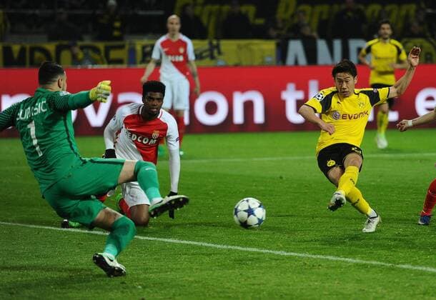 12.04.2017, xmhx, Fussball UEFA Champions League, Borussia Dortmund - AS Monaco, emspor, v.l. Shinji Kagawa (Borussia Dortmund) erzielt ein Tor, Goal scored zum 2:3m Danijel Subasic (AS Monaco), Shinji Kagawa (Borussia Dortmund) Dortmund