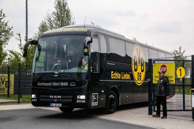 Tag nach dem Anschlag auf den BvB Mannschaftsbuss. Der Mannschaftsbus auf den Weg vom Trainingsgelände zum Stadion BvB Mannschaftsbus Weg Stadion