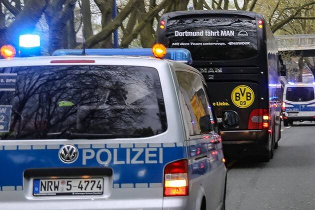 Tag nach dem Anschlag auf den BvB Mannschaftsbuss. Der Mannschaftsbus auf den Weg vom Trainingsgelände zum Stadion BvB Mannschaftsbus Weg Stadion
