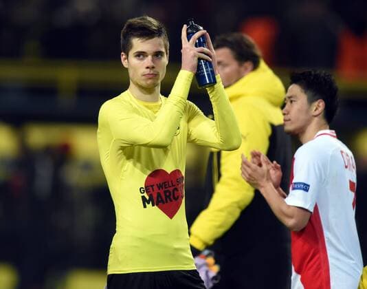 Championsleague Viertelfinale: Borussia Dortmund - AS Monaco 12.04.2017. Julian Weigl (BvB) nach dem Schlußpfiff mit Genesungswünschen für Marc Bartra. HM