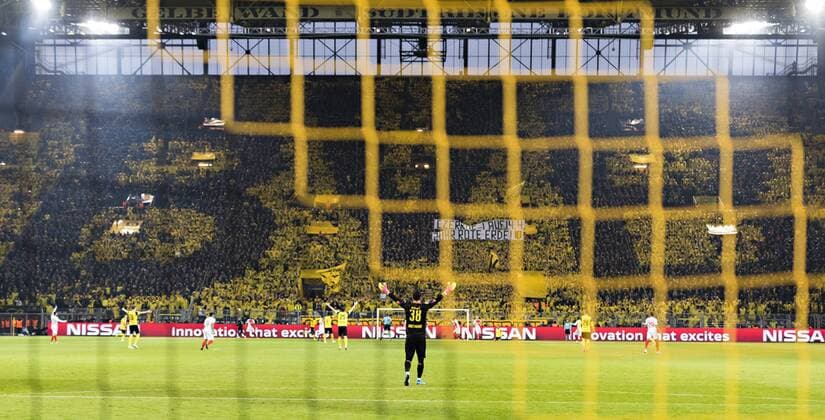 Themen der Woche - SPORT Bilder des Tages - SPORT Dortmund, 12.04.2017 Torwart Roman Bürki (BvB) vor BvB Choreo Borussia Dortmund - AS Monaco