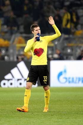 Julian Weigl (Borussia Dortmund 33) mit Marc Bartra (Borussia Dortmund 5) Tshirt nach der Niederlage, Borussia Dortmund vs AS Monaco, UEFA Champions League, Viertelfinale, Nachholspiel Fussball, 12.04.2017, Dortmund Copyright: xLangerx xEibner-Pressefotox EP_HLR