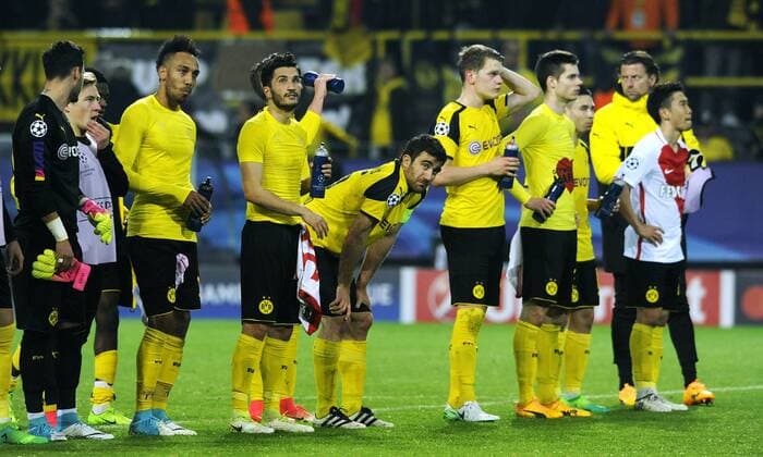 Fussball, UEFA Champions League, Herren, Saison 2016 2017, Viertelfinale Hinspiel, Signal Iduna Park Dortmund, Bor. Dortmund (gelb) - AS Monaco (rot) 2:3; Enttäuschte Dortmunder nach Spielende, Pierre-Emerick Aubameyang (BVB), Nuri Sahin (BVB), Sokratis (BVB), Matthias Ginter (BVB), Julian Weigl (BVB), Shinji Kagawa (BVB). Enttäuschung, Frust, Aktion.