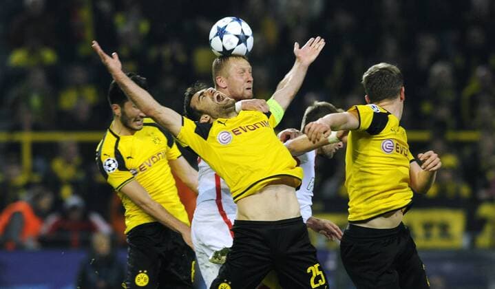 Fussball, UEFA Champions League, Herren, Saison 2016 2017, Viertelfinale Hinspiel, Signal Iduna Park Dortmund, Bor. Dortmund (gelb) - AS Monaco (rot) 2:3; Sokratis (BVB), Kamil Glik (Monaco), Aktion.