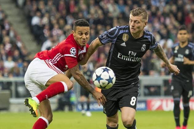 GER, UEFA CL, FC Bayern Muenchen (GER) vs Real Madrid (ESP) 12.04.2017, Allianz Arena, Muenchen, GER, UEFA CL, FC Bayern Muenchen (GER) vs Real Madrid (ESP) , HF 1, im Bild Thiago (FCB 6) im kampf mit Toni Kroos (Real 8) Foto © nordphoto Straubmeier nordphotox xStraubmeier