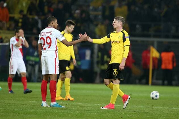 Kylian Mbappe Lottion ( AS Monaco 29 ) Lukasz Piszczek (Borussia Dortmund 26) nach dem Spiel reichen sie sich die Hand, Borussia Dortmund vs AS Monaco, UEFA Champions League, Viertelfinale, Nachholspiel Fussball, 12.04.2017, Dortmund Copyright: xLangerx xEibner-Pressefotox EP_HLR