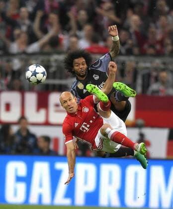 12.04.2017, Fussball Champions-League 2016 2017, Viertelfinale Hinspiel, FC Bayern München - Real Madrid, in der Allianz-Arena München. oben: Marcelo (Real Madrid) gegen Arjen Robben (FC Bayern München). 