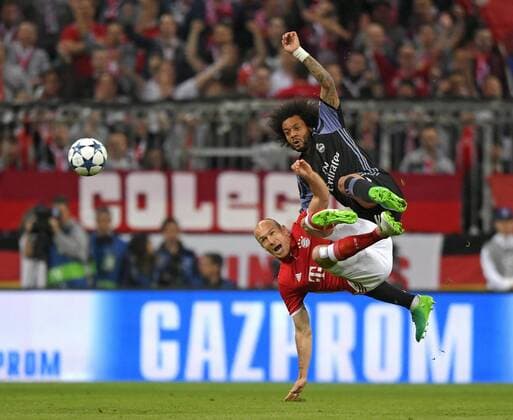 12.04.2017, Fussball Champions-League 2016 2017, Viertelfinale Hinspiel, FC Bayern München - Real Madrid, in der Allianz-Arena München. oben: Marcelo (Real Madrid) gegen Arjen Robben (FC Bayern München). 