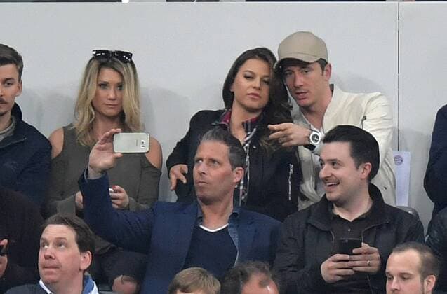 12.04.2017, Fussball, UEFA Champions League, Saison 2016 2017, Viertelfinale, FC Bayern Muenchen - Real Madrid, Robert Lewandowski (Bayern Muenchen), oben re., mit Anna, Ehefrau von Robert Lewandowski