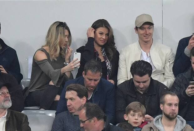 12.04.2017, Fussball, UEFA Champions League, Saison 2016 2017, Viertelfinale, FC Bayern Muenchen - Real Madrid, Robert Lewandowski (Bayern Muenchen), oben re., mit Anna, Ehefrau von Robert Lewandowski