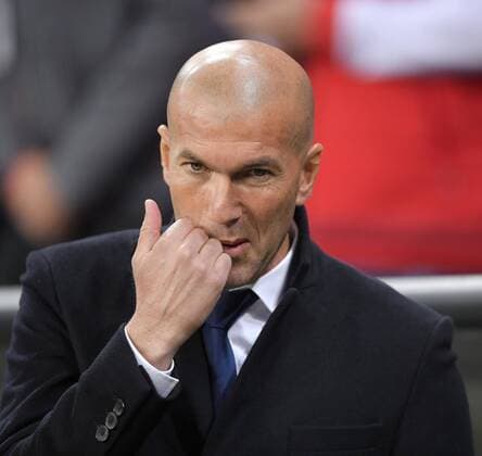 12.04.2017, Fussball Champions-League 2016 2017, Viertelfinale Hinspiel, FC Bayern München - Real Madrid, in der Allianz-Arena München. Trainer Zinedine Zidane (Real Madrid) nachdenklich. 