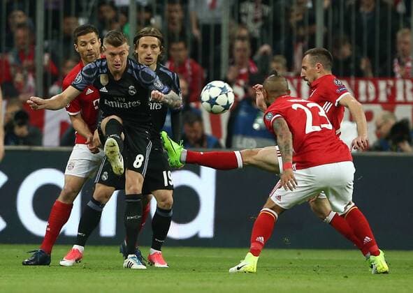Toni Kroos, Arturo Vidal, Franck Ribery Aktion Spielszene Zweikampf Fußball Fussball Viertelfinale UEFA CL Championsleague Herren Saison 2016 2017 12.04.2017 FC Bayern München vs. Real Madrid