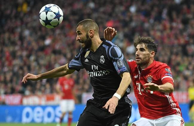 12.04.2017, xjhx, Fussball UEFA Champions League, FC Bayern Muenchen - Real Madrid, emspor, v.l. Karim Benzema (Real Madrid), Javi Martinez (FC Bayern Muenchen) Muenchen