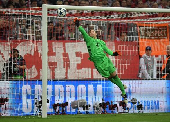 12.04.2017, Fussball, UEFA Champions League, Saison 2016 2017, Viertelfinale, FC Bayern Muenchen - Real Madrid, Torwart Manuel Neuer (Bayern Muenchen) rettet in hoechster Not
