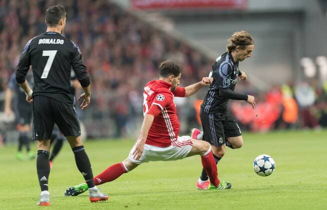 SOCCER - CL, Bayern vs Madrid MUNICH,GERMANY,12.APR.17 - SOCCER - UEFA Champions League, quarterfinal, FC Bayern Muenchen vs Real Madrid CF. Image shows Javi Martinez (Bayern) and Luka Modric (Madrid). GEPAxpictures xMarkusxFischer