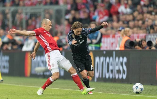 SOCCER - CL, Bayern vs Madrid MUNICH,GERMANY,12.APR.17 - SOCCER - UEFA Champions League, quarterfinal, FC Bayern Muenchen vs Real Madrid CF. Image shows Arjen Robben (Bayern) and Luka Modric (Madrid). GEPAxpictures xMarkusxFischer