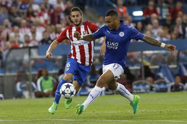 Atletico de Madrid s midfielder Jorge Resurreccion Koke (L) vies for the ball with Leicester s defender Danny Simpson during the UEFA Champions League quarterfinal first leg match between Atletico de Madrid and Leicester at the Vicente Calderon stadium in Madrid, Madrid Community, Spain, 12 April 2017. ATLETICO MADRID VS. LEICESTER !ACHTUNG: NUR REDAKTIONELLE NUTZUNG!  Copyright: xJuanxCarlosxHidalgox MAD001 20170412-636276284169018451