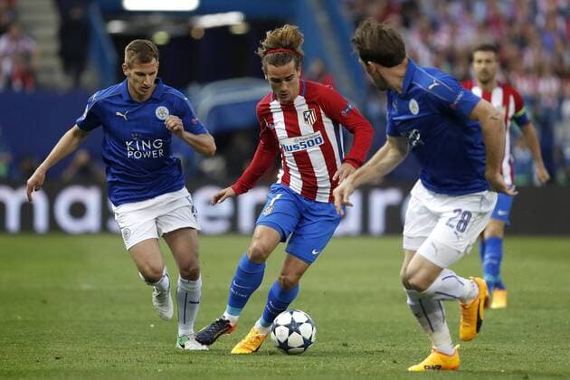 Atletico de Madrid s French striker Antoine Griezmann (C) vies for the ball with Leicester s Marc Albrighton and Christian Fuchs during the UEFA Champions League quarterfinal first leg match between Atletico de Madrid and Leicester at the Vicente Calderon stadium in Madrid, Madrid Community, Spain, 12 April 2017. ATLETICO MADRID VS. LEICESTER !ACHTUNG: NUR REDAKTIONELLE NUTZUNG!  Copyright: xChemaxMoyax MAD001 20170412-636276284859371551