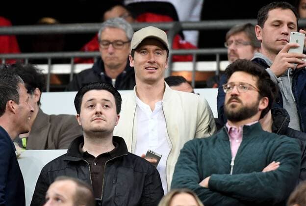 12.04.2017, xjhx, Fussball UEFA Champions League, FC Bayern Muenchen - Real Madrid, emspor, v.l. Robert Lewandowski (FC Bayern Muenchen) auf der Tribuene Muenchen