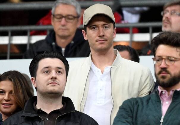 12.04.2017, xjhx, Fussball UEFA Champions League, FC Bayern Muenchen - Real Madrid, emspor, v.l. Robert Lewandowski (FC Bayern Muenchen) auf der Tribuene Muenchen