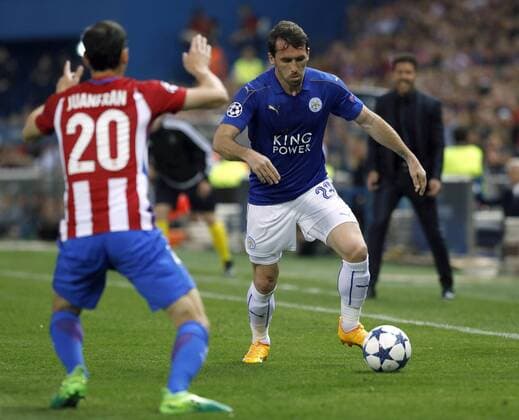 Atletico de Madrid s defender Juan Francisco Torres (L) vies for the ball with Leicester s Argentinian striker Jose Leonardo Ulloa during the UEFA Champions League quarterfinal first leg match between Atletico de Madrid and Leicester at the Vicente Calderon stadium in Madrid, Madrid Community, Spain, 12 April 2017. ATLETICO MADRID VS. LEICESTER !ACHTUNG: NUR REDAKTIONELLE NUTZUNG!  Copyright: xBallesterosx MAD001 20170412-636276286202249447