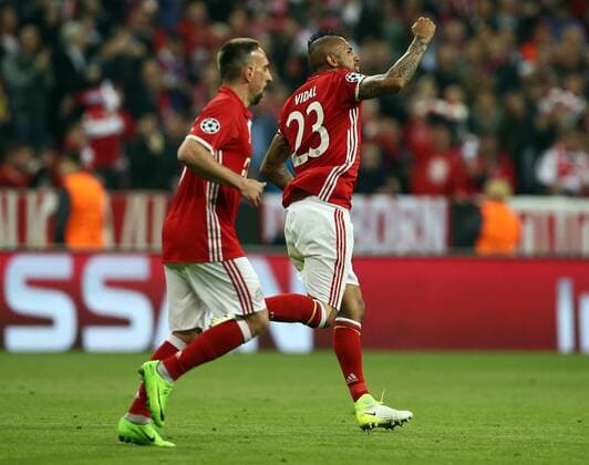 Franck Ribery, Arturo Vidal 1:0 Freude Emotion jubelnd Jubel nach 1:0 Fußball Fussball Viertelfinale UEFA CL Championsleague Herren Saison 2016 2017 12.04.2017 FC Bayern München vs. Real Madrid