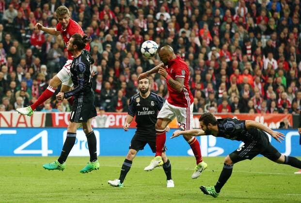Arturo Vidal Kopfballtor zum 1:0, dahinter Thomas Müller, Gareth Bale, Nacho Fernandez Aktion Spielszene Zweikampf Fußball Fussball Viertelfinale UEFA CL Championsleague Herren Saison 2016 2017 12.04.2017 FC Bayern München vs. Real Madrid