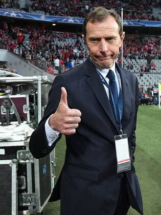 Bilder des Tages - SPORT 12.04.2017, xjhx, Fussball UEFA Champions League, FC Bayern Muenchen - Real Madrid, emspor, v.l. Vize Praesident Emilio Butragueno (Real Madrid) gibt Anweisungen, gestikuliert, mit den Armen gestikulieren gives instructions, gesticulate, gesticolando. Muenchen