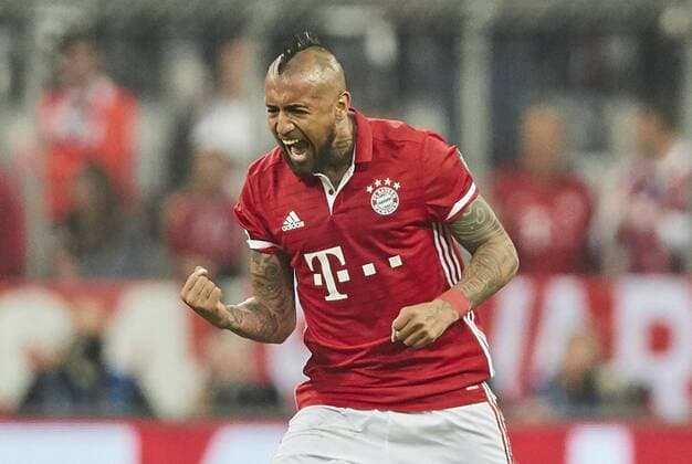 Arturo VIDAL, FCB 23 Torschuss, schiesst das Tor zum 1-0 Torjubel, Jubel nach dem Tor Jubel, Freude, Emotionen, Feiern, Lachen, jubelt, freuen, reisst die Arme hoch, ballt die Faust FC BAYERN MUENCHEN - REAL MADRID Viertelfinale, Fussball UEFA Champions League, Muenchen, 12.04.2017 CL Saison 2016 2017