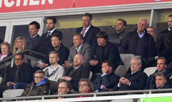 12.04.2017, Fussball Champions-League 2016 2017, Viertelfinale Hinspiel, FC Bayern München - Real Madrid, in der Allianz-Arena München. Trainer Joachim Löw (re, Deutschland) auf der Tribüne mit Torwarttrainer Andreas Köpke (Deutschland), und Co-Trainer Marcus Sorg (Deutschland) 