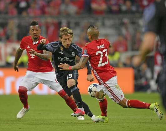 12.04.2017, Fussball Champions-League 2016 2017, Viertelfinale Hinspiel, FC Bayern München - Real Madrid, in der Allianz-Arena München. v.li: Jerome Boateng (FC Bayern München), Luka Modric (Real Madrid), Arturo Vidal (FC Bayern München). 