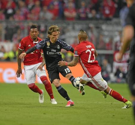 12.04.2017, Fussball Champions-League 2016 2017, Viertelfinale Hinspiel, FC Bayern München - Real Madrid, in der Allianz-Arena München. v.li: Jerome Boateng (FC Bayern München), Luka Modric (Real Madrid), Arturo Vidal (FC Bayern München). 