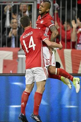 TOR zum 1:0 durch Arturo Vidal FC Bayern München Torjubel mit Xabi Xabier Olano Alonso FC Bayern München FC Bayern München FCB vs Real Madrid CF El Real La Real UEFA Champions-League CL Viertelfinale Hinspiel Spiel 1 Saison 2016 2017 München Allianz Arena 12.04.2017 FC Bayern München FCB vs Real Madrid CF