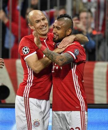 TOR zum 1:0 durch Arturo Vidal FC Bayern München Torjubel mit Arjen Robben FC Bayern München FC Bayern München FCB vs Real Madrid CF El Real La Real UEFA Champions-League CL Viertelfinale Hinspiel Spiel 1 Saison 2016 2017 München Allianz Arena 12.04.2017 FC Bayern München FCB vs Real Madrid CF