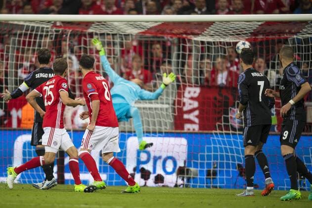GER, UEFA CL, FC Bayern Muenchen (GER) vs Real Madrid (ESP) 12.04.2017, Allianz Arena, Muenchen, GER, UEFA CL, FC Bayern Muenchen (GER) vs Real Madrid (ESP) , HF 1, im Bild Tor zum 1-0 durch Arturo Vidal (FCB 23) nicht im bild mit Keylor Navas (Real 1) Cristiano Ronaldo (Real 7) Foto © nordphoto Straubmeier nordphotox xStraubmeier