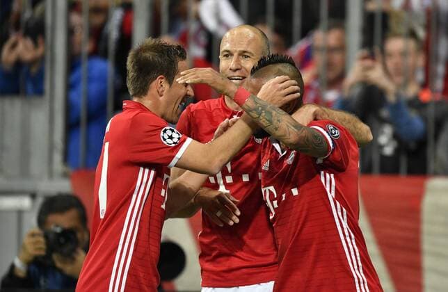 TOR zum 1:0 durch Arturo Vidal FC Bayern München Torjubel mit Arjen Robben FC Bayern München (Mitte) und Philipp Lahm FC Bayern München (links) FC Bayern München FCB vs Real Madrid CF El Real La Real UEFA Champions-League CL Viertelfinale Hinspiel Spiel 1 Saison 2016 2017 München Allianz Arena 12.04.2017 FC Bayern München FCB vs Real Madrid CF