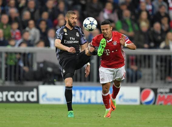 12.04.2017, Fussball, UEFA Champions League, Saison 2016 2017, Viertelfinale, FC Bayern Muenchen - Real Madrid, Thiago Alcantara (Bayern Muenchen), re., gegen Karim Benzema (Real Madrid)