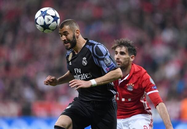 FUSSBALL CHAMPIONS LEAGUE SAISON 2016 2017 VIERTELFINALE HINSPIEL FC Bayern Muenchen - Real Madrid 12.04.2017 Karim Benzema (Real Madrid) vor Javi Martinez (re, FC Bayern Muenchen) 