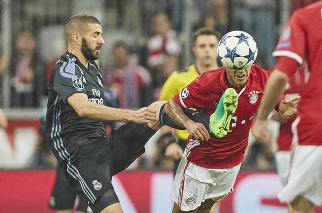 Karim BENZEMA, Real 9 Zweikampf , Aktion um den Ball gegen Thiago ALCANTARA, FCB 6 FC BAYERN MUENCHEN - REAL MADRID Viertelfinale, Fussball UEFA Champions League, Muenchen, 12.04.2017 CL Saison 2016 2017
