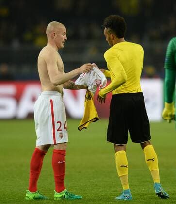12.04.2017, xmhx, Fussball UEFA Champions League, Borussia Dortmund - AS Monaco, emspor, v.l. Andrea Raggi (AS Monaco), Pierre Emerick Aubameyang (Borussia Dortmund) Trikottausch Dortmund