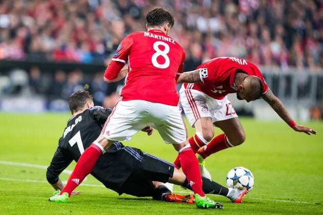 12.04.2017 MONACHIUM PILKA NOZNA (FOOTBALL), LIGA MISTRZOW 1 4 FINALU (UEFA CHAMPIONS LEAGUE) 2017 2018 MECZ (GAME) FC BAYERN MONACHIUM - REAL MADRYT BAYERN MUNICH - REAL MADRID NZ CRISTIANO RONALDO JAVI MARTINEZ ARTURO VIDAL FOTO LUKASZ SKWIOT CYFRASPORT NEWSPIX.PL --- Newspix.pl FRANCE OUT!  20170412CSLS0016