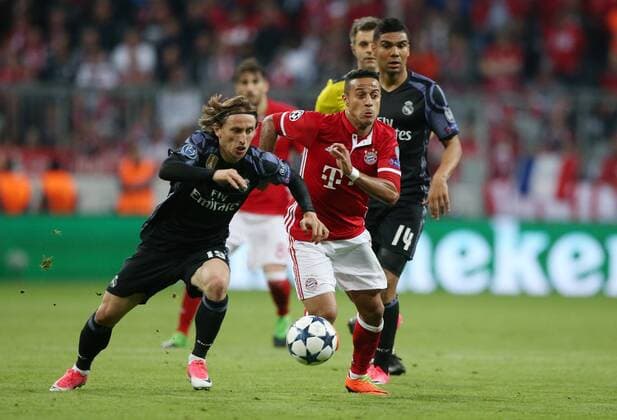 Fußball UEFA Champions League: FC Bayern Muenchen - Real Madrid , Saison 2016 2017, Viertelfinale, Hinspiel, quarter finals, first leg, 12.04.2017, xmdx, Luca MODRIC (19, Real Madrid), Thiago ALCANTARA (6, FC Bayern Muenchen) FC Bayern Muenchen - Real Madrid