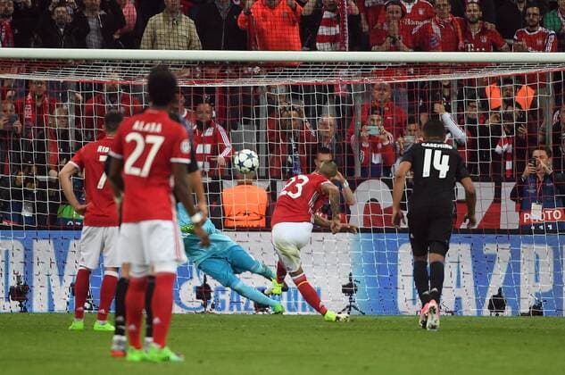 12.04.2017, xjhx, Fussball UEFA Champions League, FC Bayern Muenchen - Real Madrid, emspor, v.l. Arturo Vidal (FC Bayern Muenchen), Keylor Navas (Real Madrid) verschiesst elfmeter Muenchen