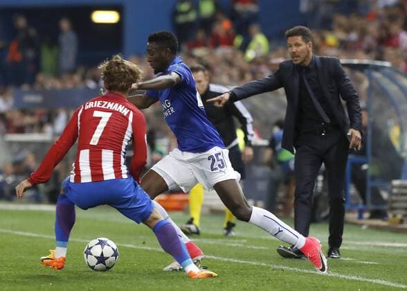 Bilder des Tages - SPORT Atletico de Madrid s French striker Antoine Griezmann vies for the ball with Leicester s Nigerian midfielder Onyinye Ndidi during the UEFA Champions League quarterfinal first leg match between Atletico de Madrid and Leicester at the Vicente Calderon stadium in Madrid, Madrid Community, Spain, 12 April 2017. ATLETICO MADRID VS. LEICESTER !ACHTUNG: NUR REDAKTIONELLE NUTZUNG!  Copyright: xBallesterosx MAD001 20170412-636276299021646352