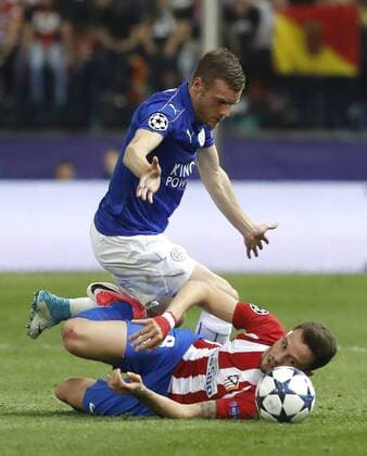 Atletico de Madrid s midfielder Saul Niguez (down) vies for the ball with Leicester s striker Jamie Vardy during the UEFA Champions League quarterfinal first leg match between Atletico de Madrid and Leicester at the Vicente Calderon stadium in Madrid, Madrid Community, Spain, 12 April 2017. ATLETICO MADRID VS. LEICESTER !ACHTUNG: NUR REDAKTIONELLE NUTZUNG!  Copyright: xBallesterosx MAD001 20170412-636276299732997232