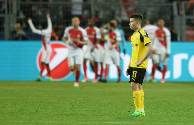12.04.2017, xmhx, Fussball UEFA Champions League, Borussia Dortmund - AS Monaco, emspor, v.l. Raphael Guerreiro (Borussia Dortmund) enttäuscht, traurig, niedergeschlagen, frustriert, Enttäuschung Dortmund