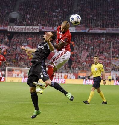 12.04.2017, Fussball Champions-League 2016 2017, Viertelfinale Hinspiel, FC Bayern München - Real Madrid, in der Allianz-Arena München. v.li: Nacho Fernandez (Real Madrid) gegen Arturo Vidal (FC Bayern München). 